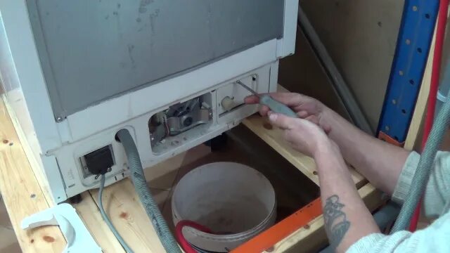 Почему не включается посудомоечная машина. Electrolux посудомоечная машина oshibka i30. Разбор дверцы посудомоечной машины Electrolux. Ошибка i30 посудомоечной машины Electrolux. Посудомоечная машина Электролюкс ошибка i30.