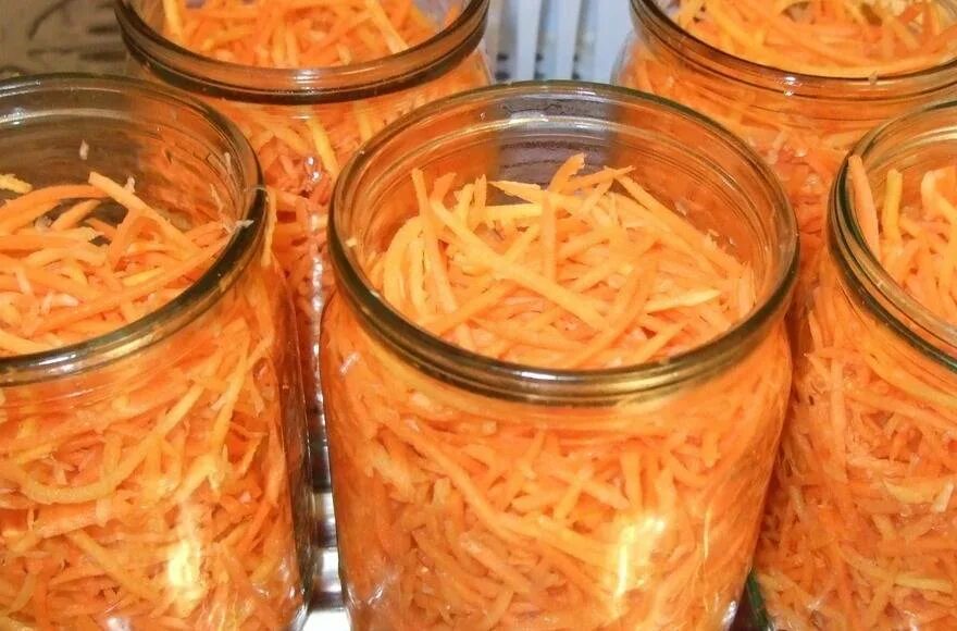 Рецепт морковь с чесноком на зиму. Заготовки из моркови. морковь на зиму заготовки. морковь на зиму заготовки в банках. зимние заготовки из моркови.