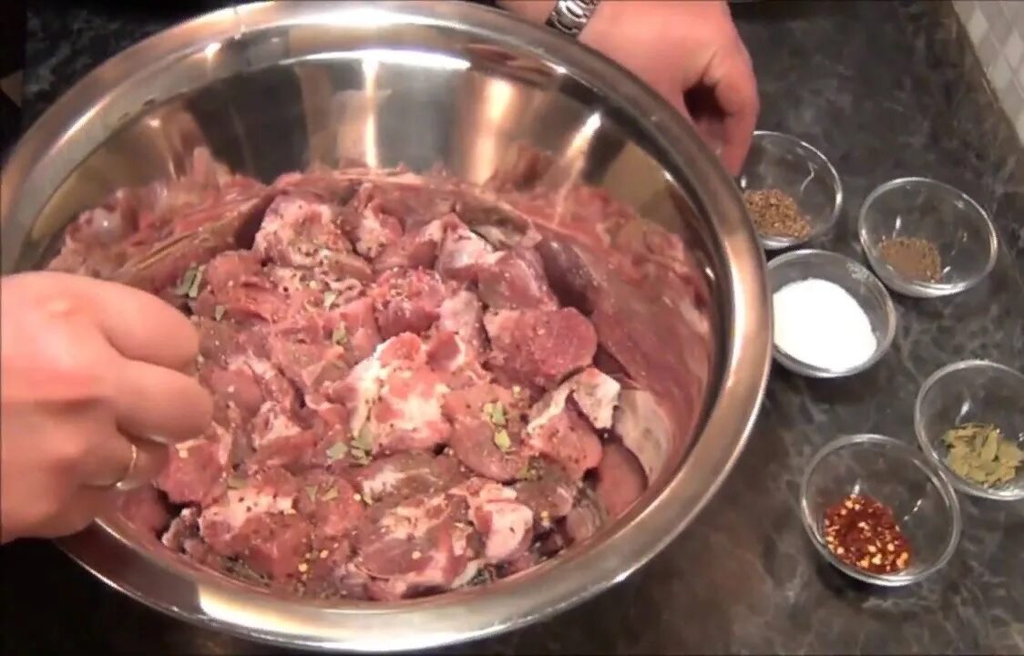 Рецепт маринованного мяса. Мясо в маринаде. Мясо для шашлыка. Маринованный мясо. Замаринованное мясо для шашлыка.