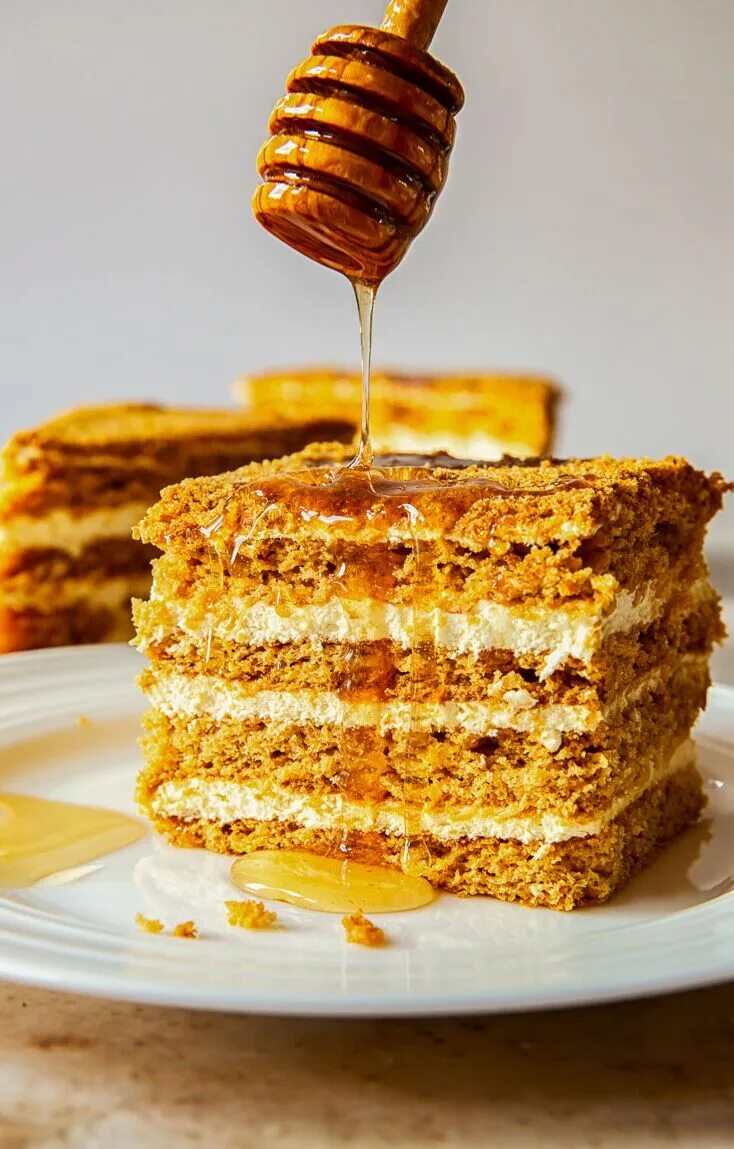 Honey l. Медовик нежнейший медовый бисквит. Испанский медовик. Торт медовик Рыжик. Наполеон, Прага, медовик.