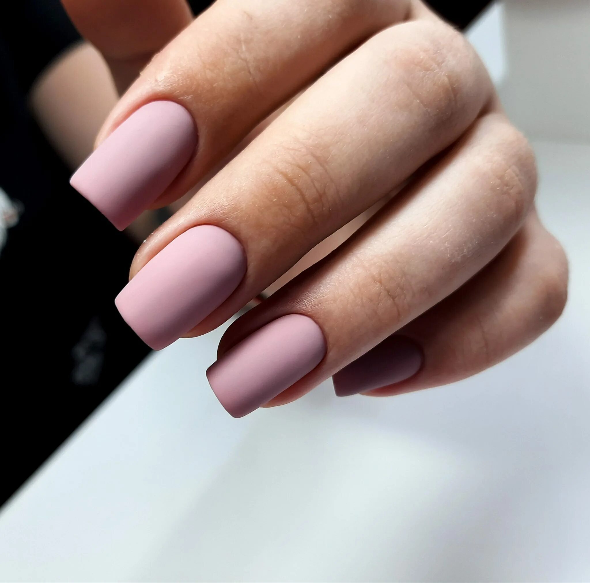 матовые ногти короткий квадрат. маникюр на короткие ногти матоавц. маникюр однотонный матовый. матовый нюд раффиан. элегантный матовый маникюр.