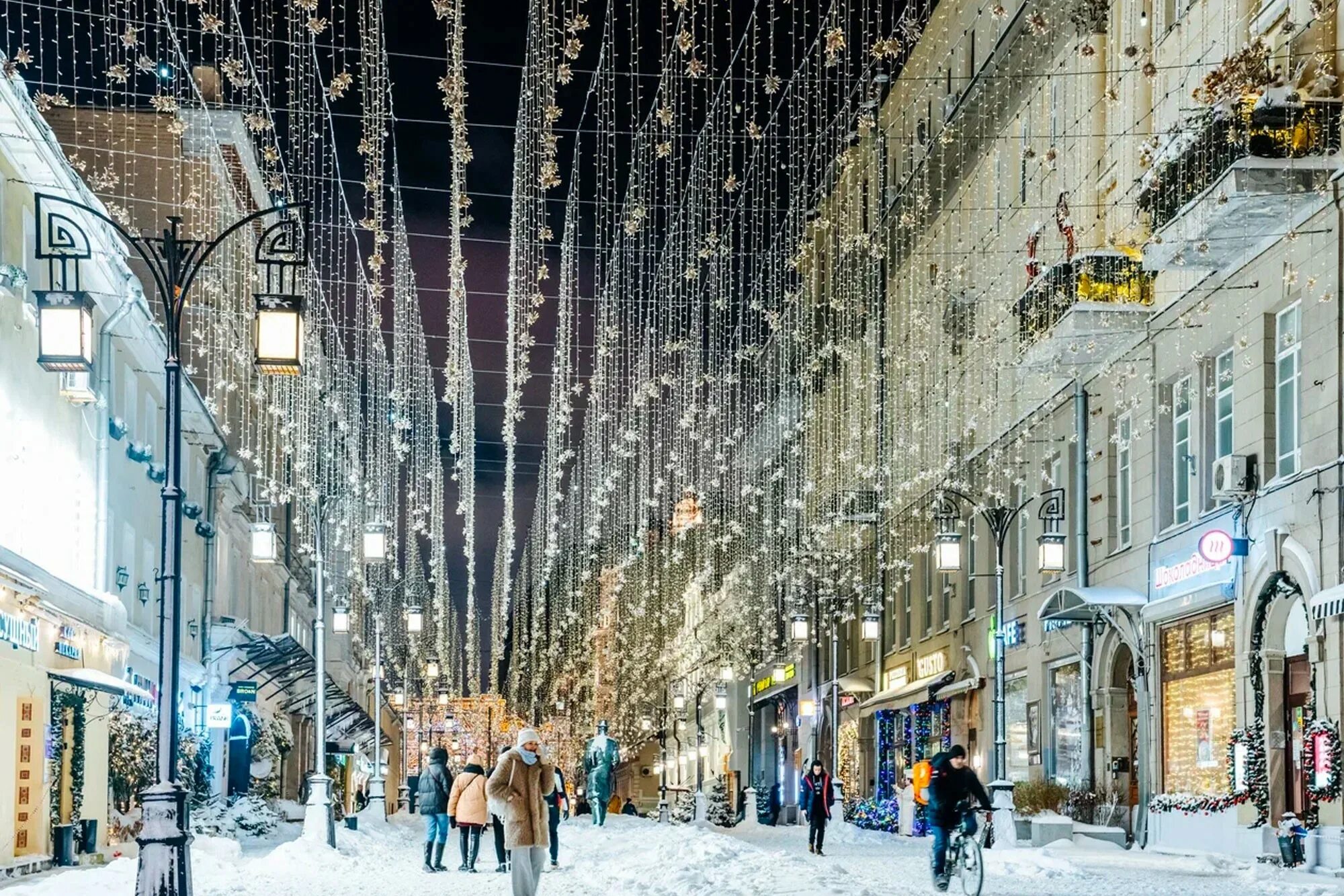 Где встретить 2023 в москве. Где встретить 2023 в москве. Ночной город зимой. Москва в феврале. Иллюминация в москве 2022.