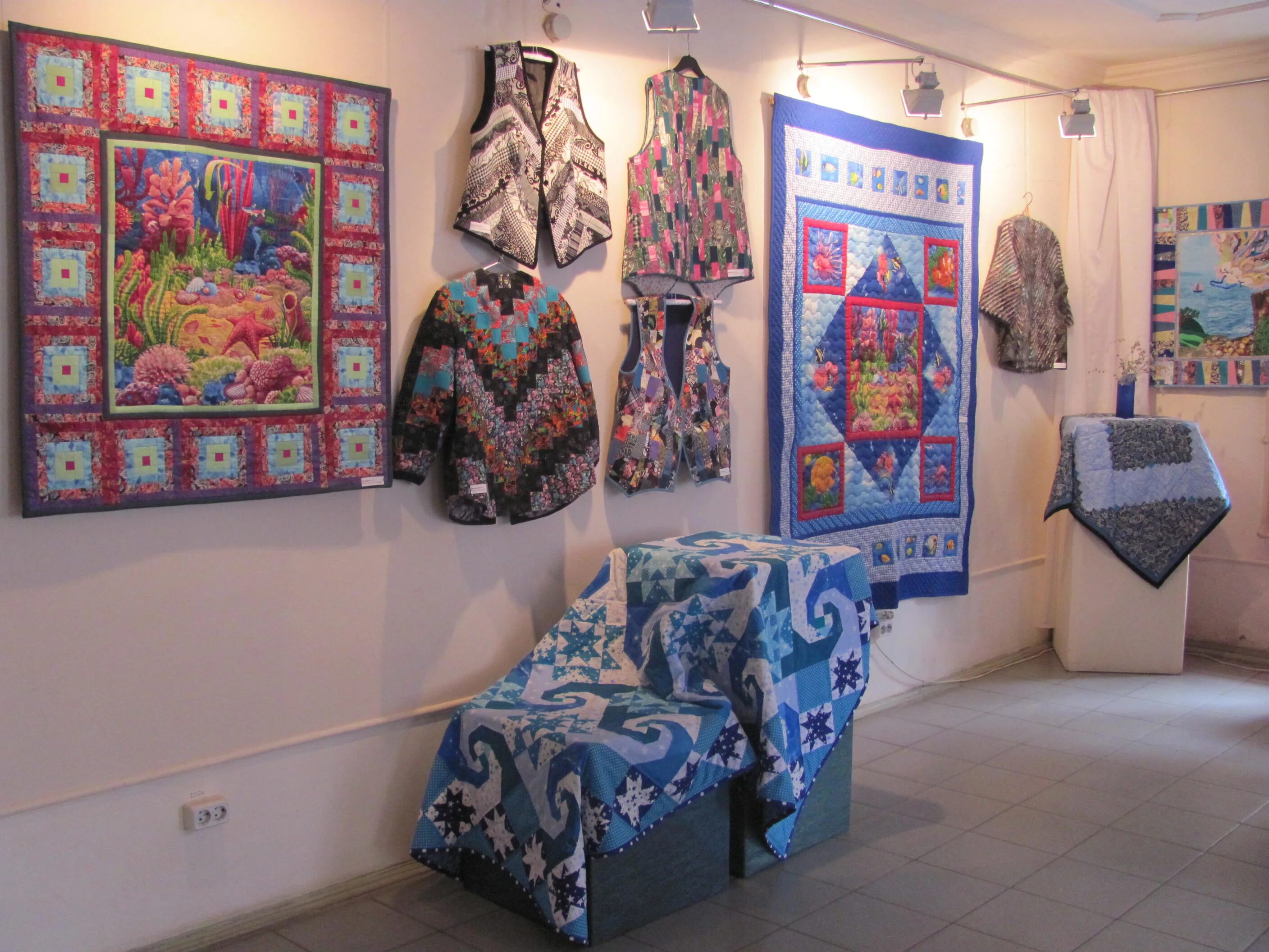 Алтайское национальное лоскутное шитье. Шедевры лоскутного шитья выставка 2021. Выставка шитья. Выставка шитья. Выставка пэчворка.