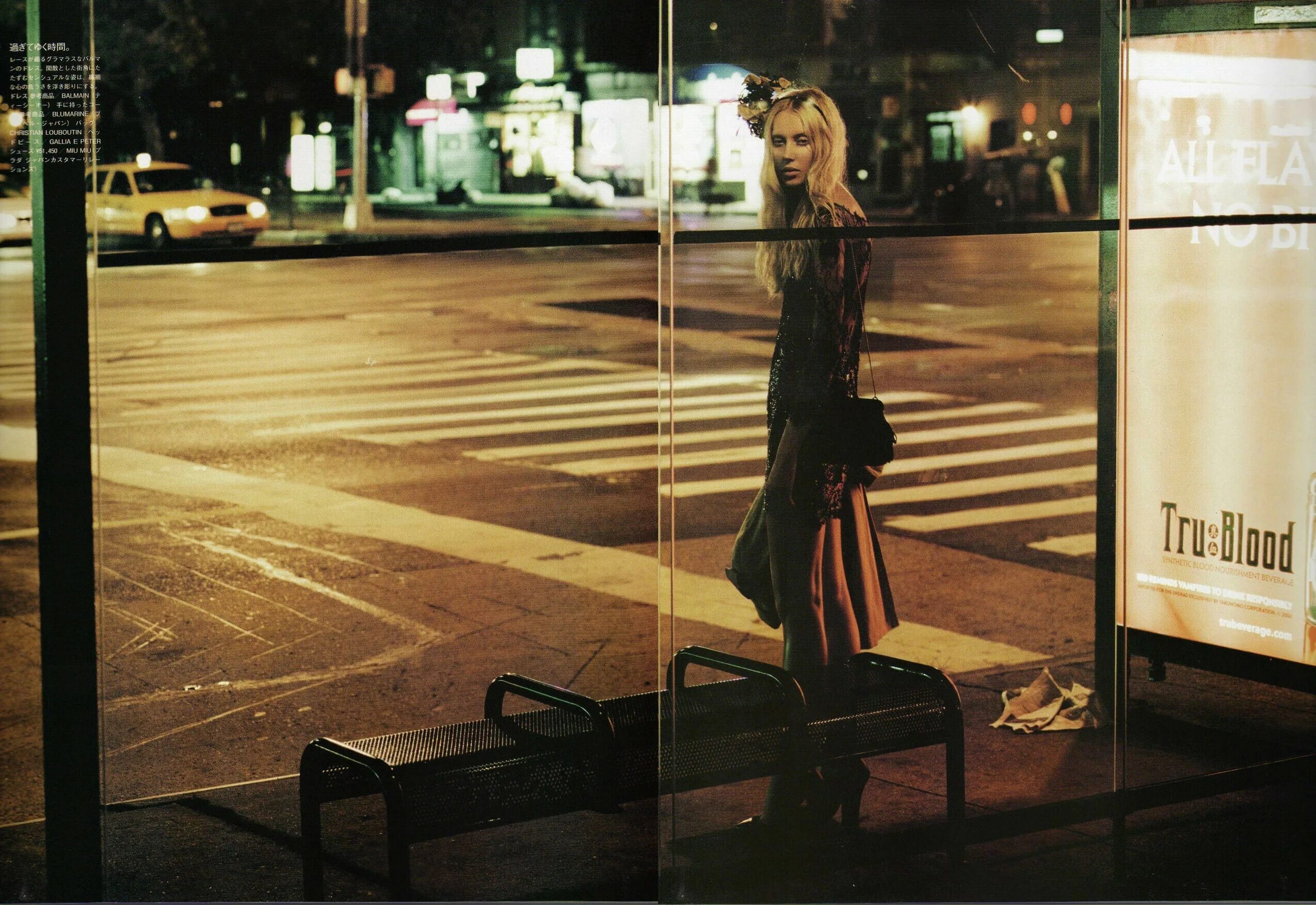 Аня ждет автобус на остановке. Девушка на остановке. Фотосессия на остановке. Фотосессия девушка на остановке. Фотосессия на автобусной остановке.