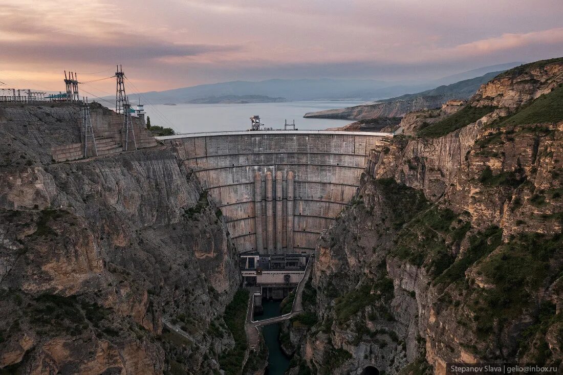 На какой реке крупнейшая гэс. Чиркейская ГЭС И водохранилище. Чиркейская ГЭС -плотина в Дагестане. Чиркейское водохранилище дамба. Чиркейская ГЭС Сулакский каньон.