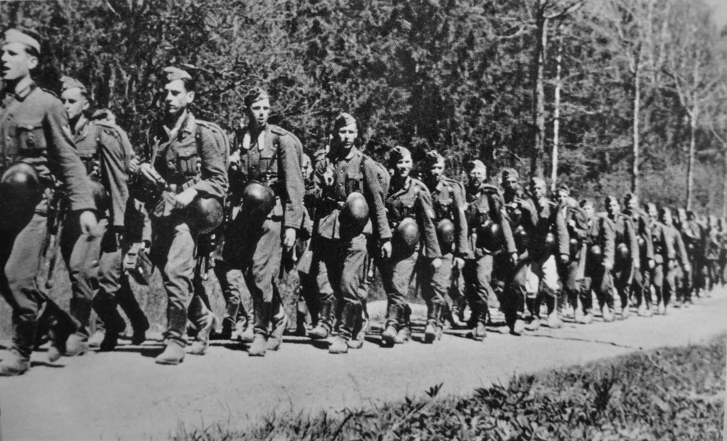 Колонна пехоты. Солдаты вермахта лето 1941. Ленинградский фронт 1944. Гельмут клауссман немецкий солдат. М72 мотоцикл 1941 1945.