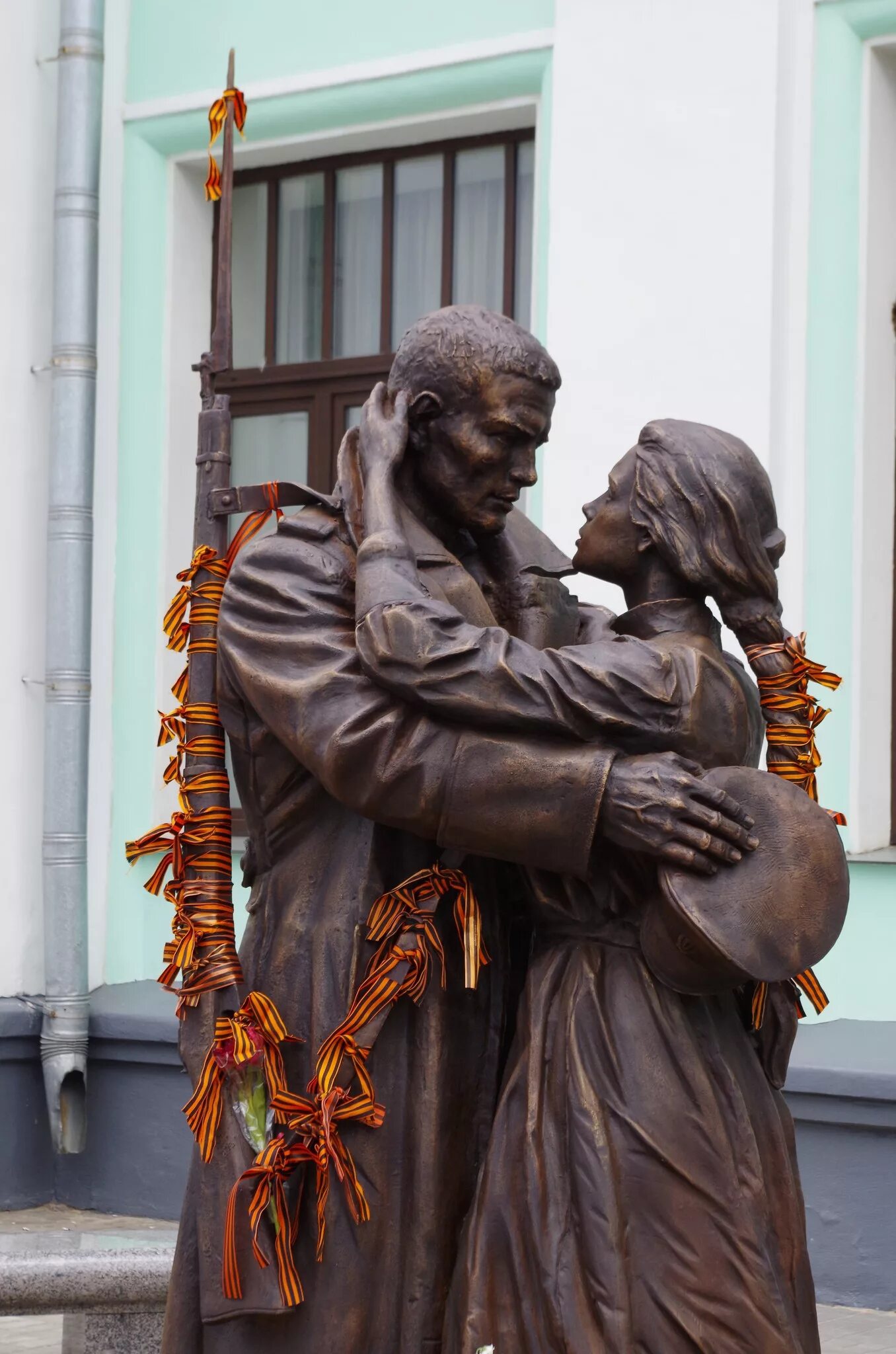 Памятник прощание славянки на белорусском вокзале. Белорусский вокзал скульптура прощание. Памятник Славянке белорусский вокзал. Памятник на белорусском вокзале прощание. Памятник прощание