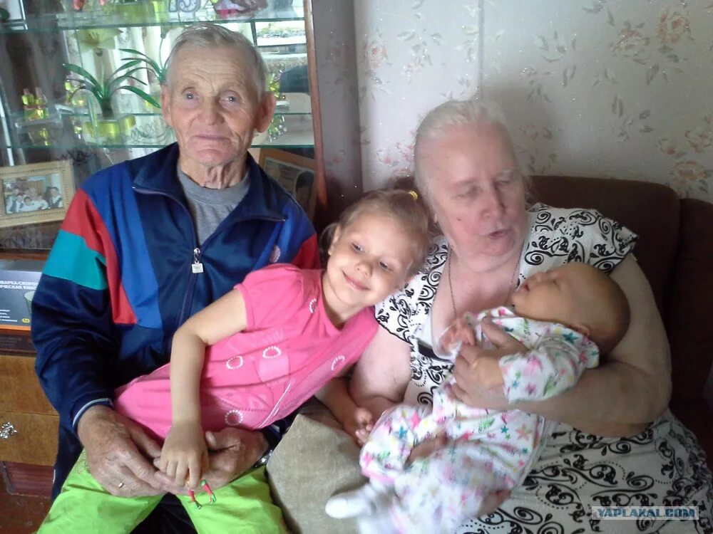 Прабабушка с правнуком. Правнук правнучка. Бабушка дедушка прабабушка прадедушка. Прабабушка с внуками.