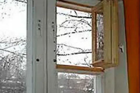 Открытая форточка зимой