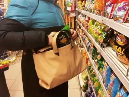 Женщина украла в магазине