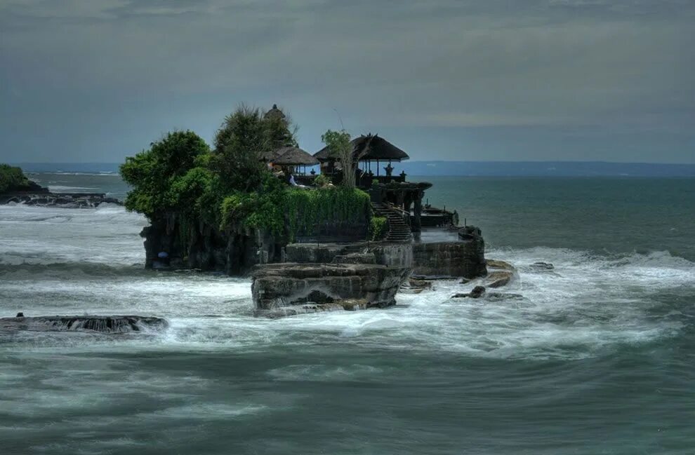 Приливы бали. Храм Пура Танах лот. Tanah lot Бали прилив. Танах лот Бали. Храм Пура Танах лот Бали.