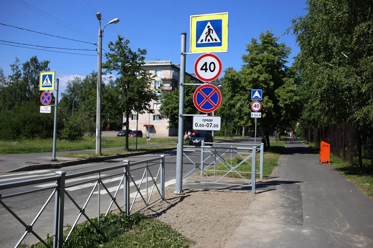 Дорожные знаки петербурга. Пешеходные знаки. Пешеходные дорожные знаки. Дорожный знак город. Дорожный знак у дороги.