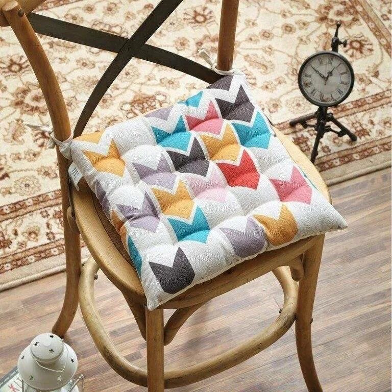 Ткань на сидушку. Подушка на стул. Подушечки на стулья. Подушки на табуретки. Красивые подушки на стулья.