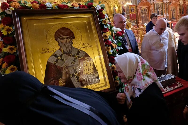 икона спиридона в храме. святитель спиридон тримифунтский чудотворец мощи. иконы спиридона тримифунтского в храмах. храм святителя спиридона тримифунтского. мощи святителя спиридона тримифунтского.