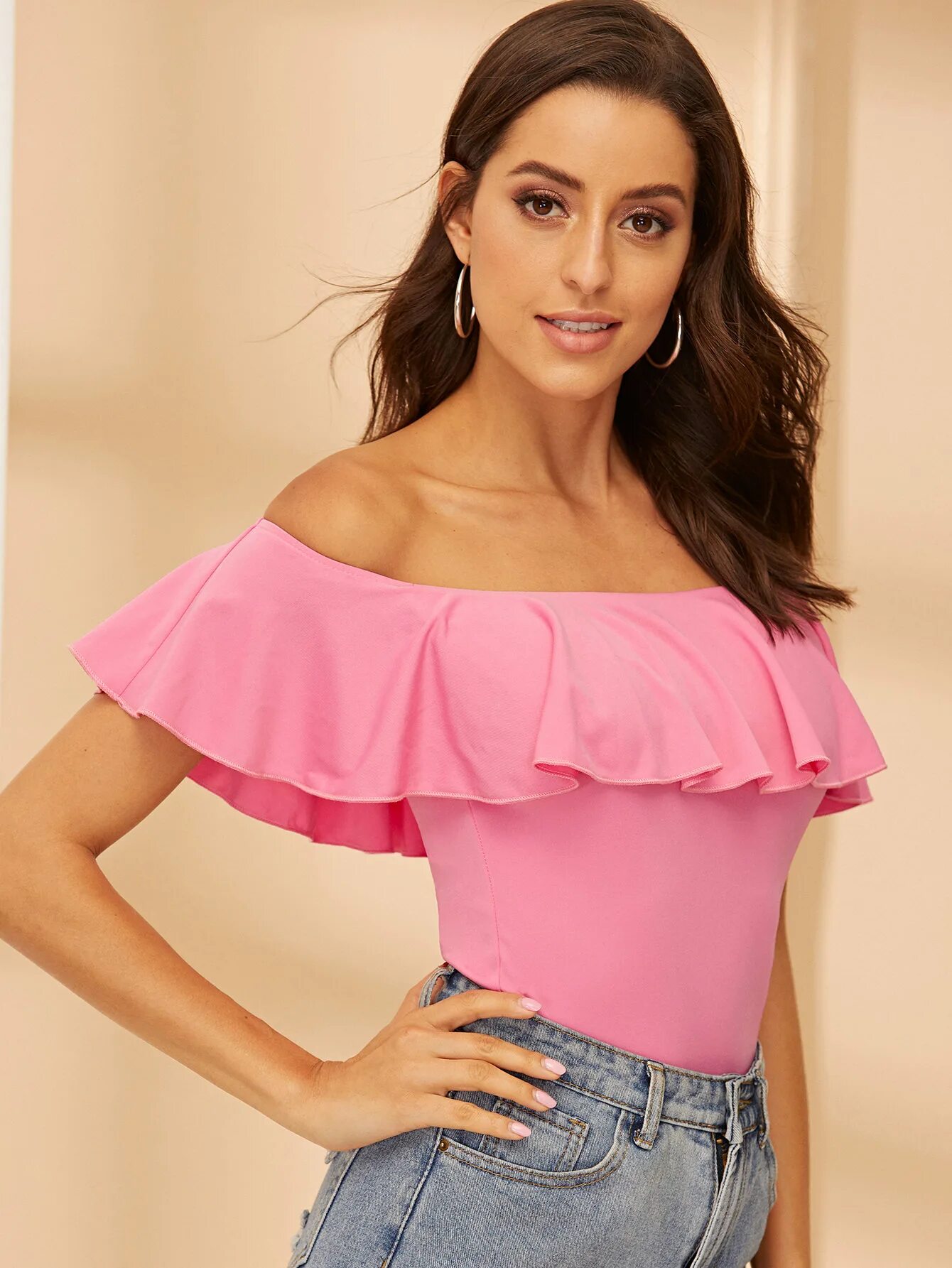 Почему открытые плечи. Топ с открытыми плечами. Почему открытые плечи. Белое короткое платье с открытыми плечами. Платье с открытыми плечами.