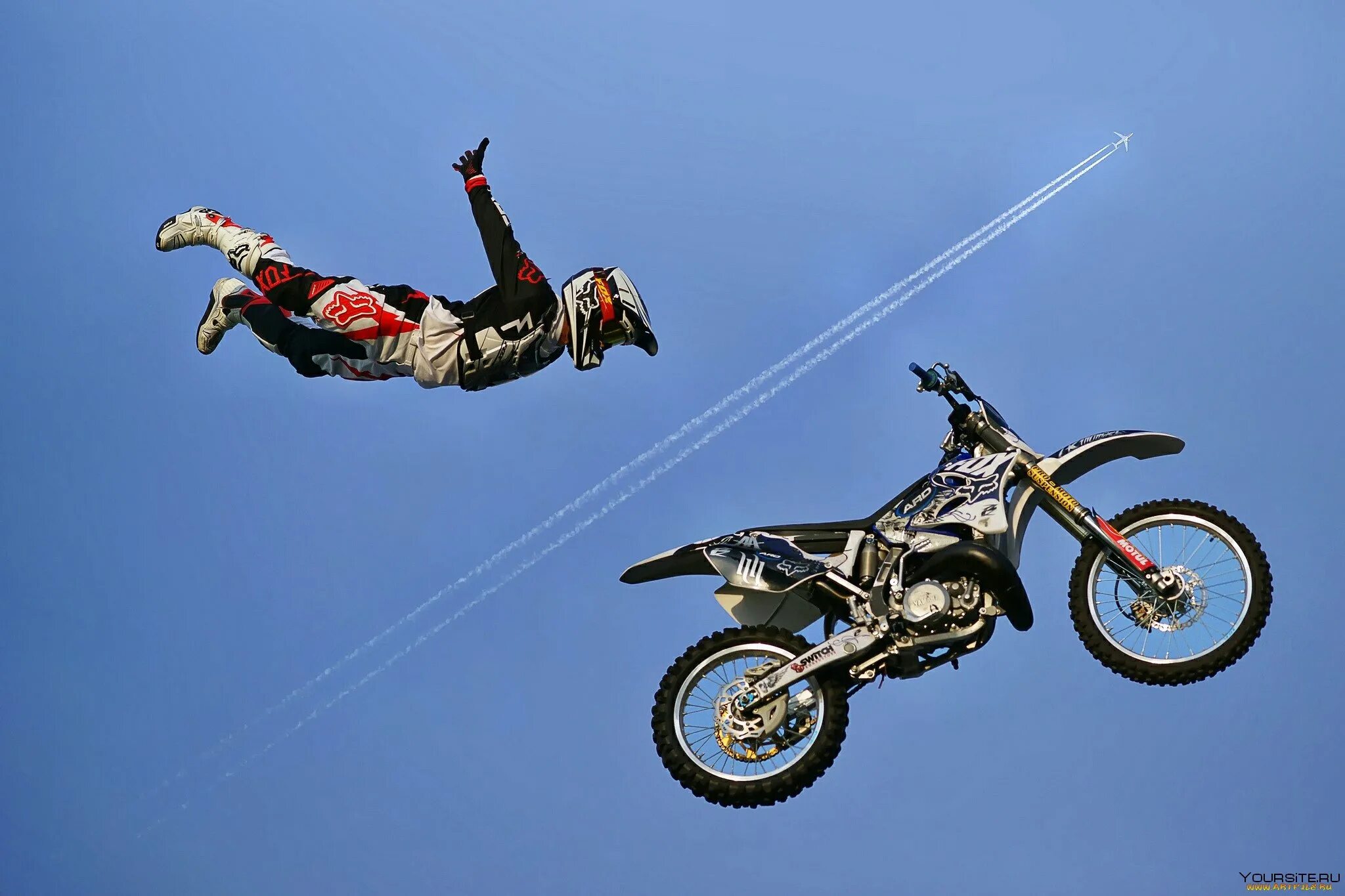 Профессия каскадер. Прыжок на мотоцикле. Тимур кочерга каскадер. Владимир ярыгин мотокросс. Стант на урале.