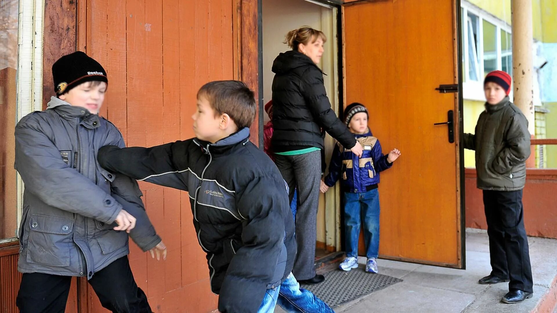 Без родителей самара. Детдом. Воспитанники детского дома. Детский дом подростки. Интернат для детей.