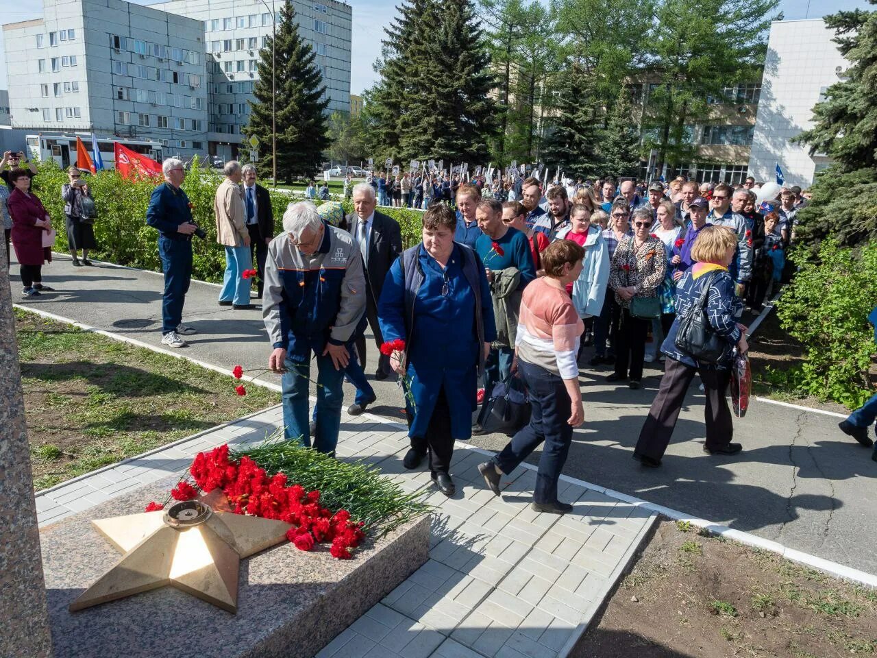 5 мая челябинск. Возложение цветов ветераны. Аллея славы Заполярный. 9 Мая фото. Возложение цветов на аллее героев.