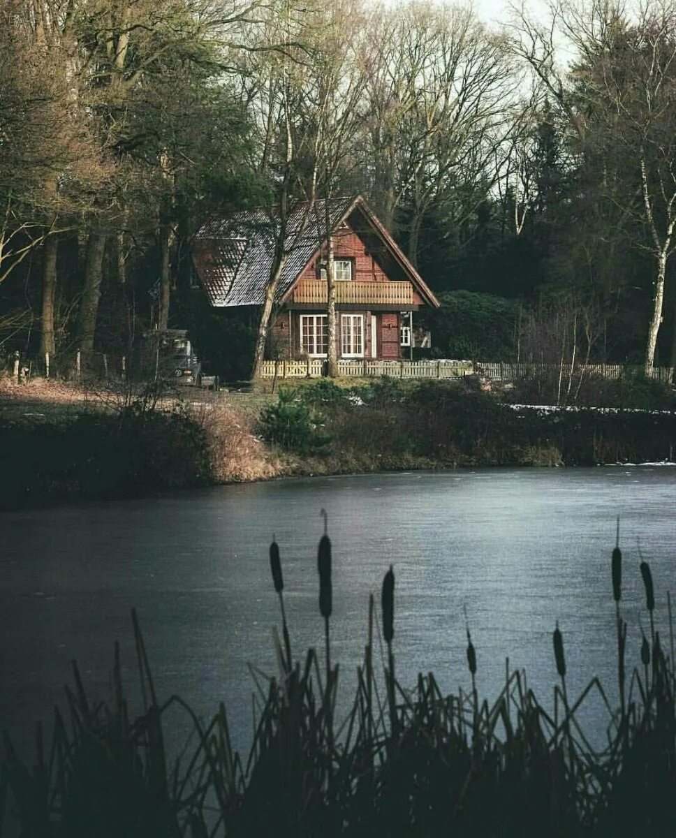 Маленький домик стоит у реки. Дом гилбертов у озера. сериал дом у реки (river cottage). домик у озера. старый дом у озера.