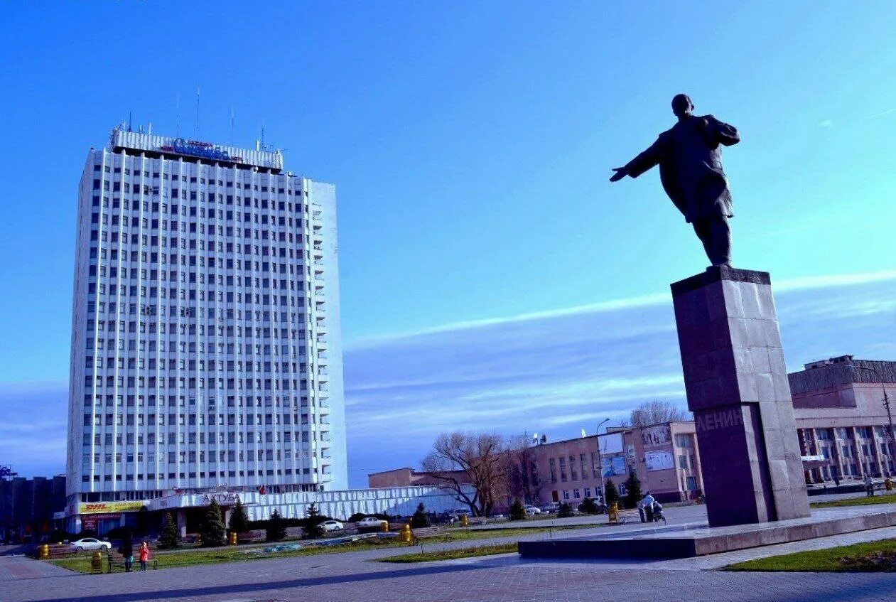 Площадь города волжский. Город волжский площадь ленина. площадь ленина волжский волгоградской области. площадь ленина волжский ссср. площадь ленина памятник волжский.