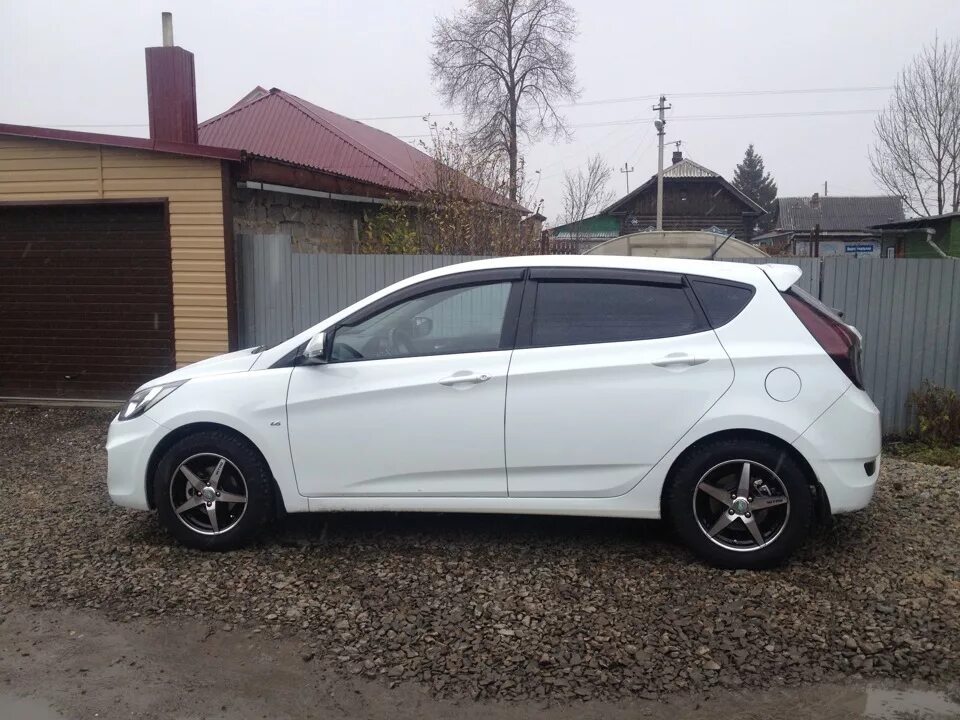 Диски на солярис хэтчбек фото Hyundai Solaris Hatchback 1.6 бензиновый 2013 Хатчик на DRIVE2