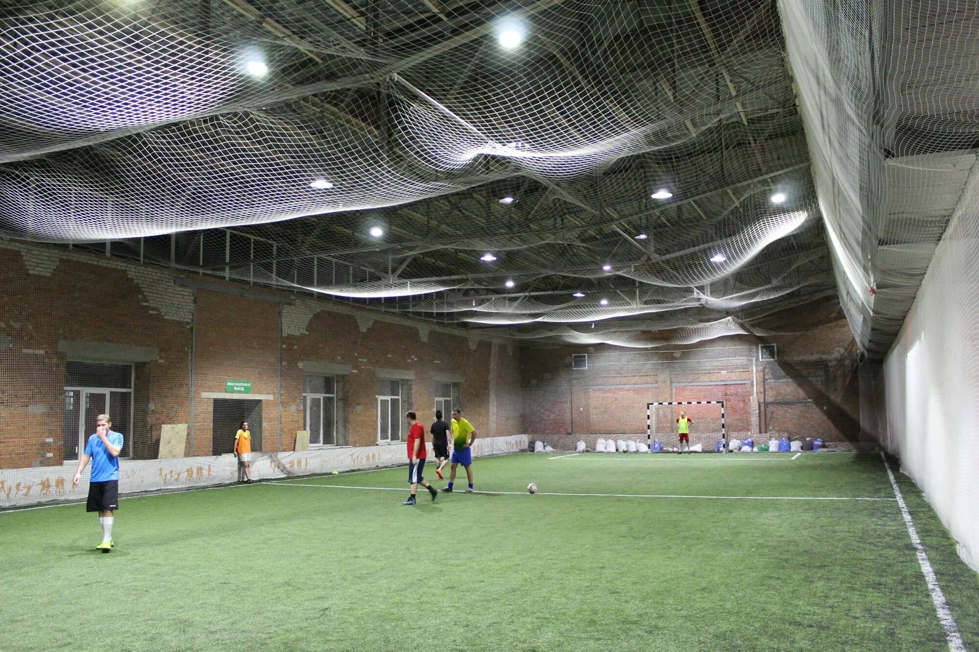 Манеж беринга. Манеж феникс. fenix arena. футбольный манеж феникс ул.щипок д.28. манеж 2000х2000 футбольный.