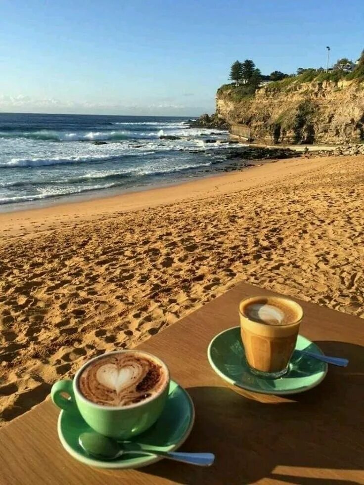 Кофе и хорошее настроение. Доброе утро кофе. Чашка кофе на море. Кофе на берегу моря. Утро на море.