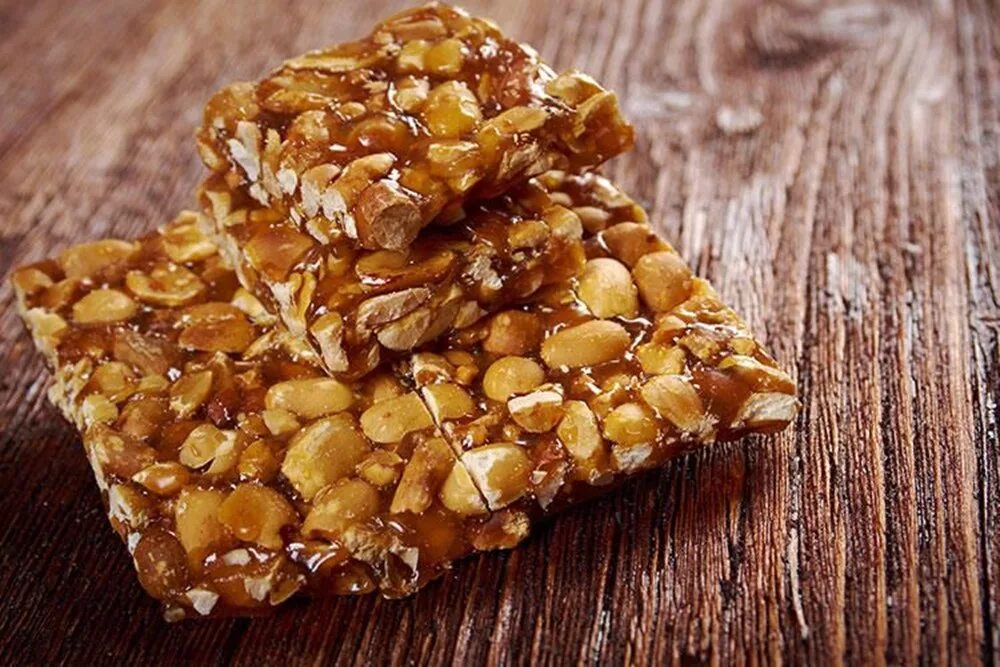 Карамелизированные орехи. Арахисовое пралине sweet and tasty. Пралине арахисом. Торт с ореховым пралине. Конфеты пралине.