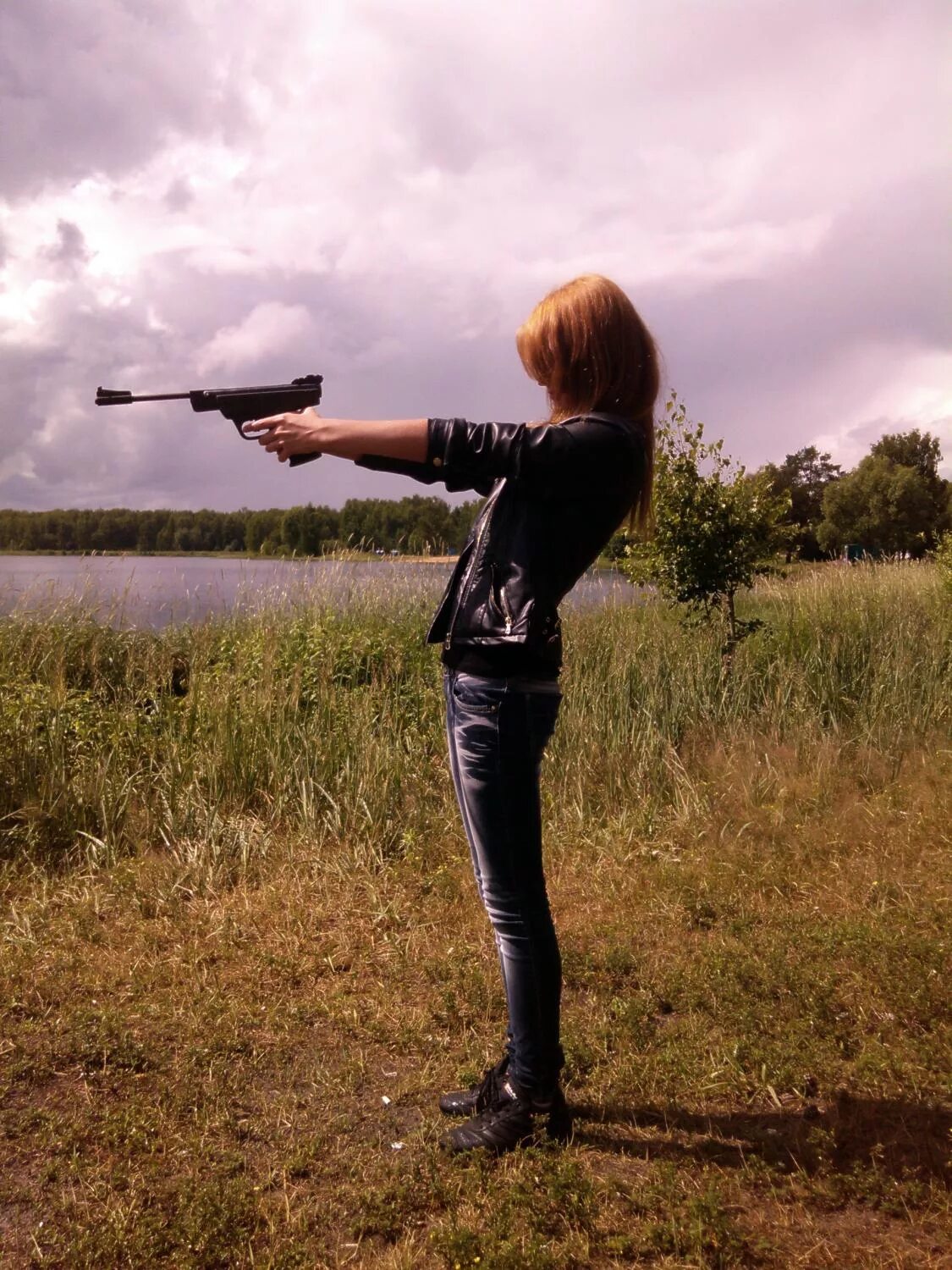 Парень учит девушку стрелять из пистолета. Стрельба парень и девушка.