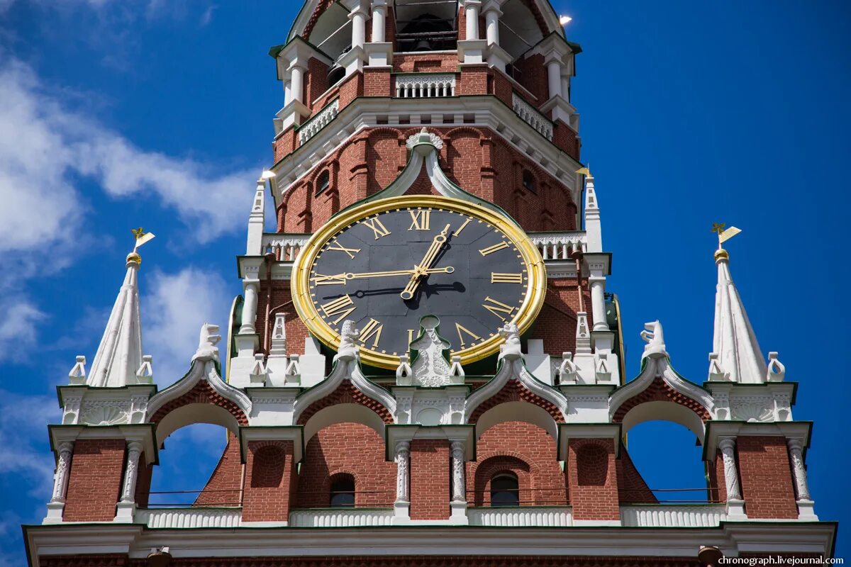 Часы останкино. Часы на красной площади. Часы в Москве на красной площади. Усадьба на красной площади. Красная площадь с часами.