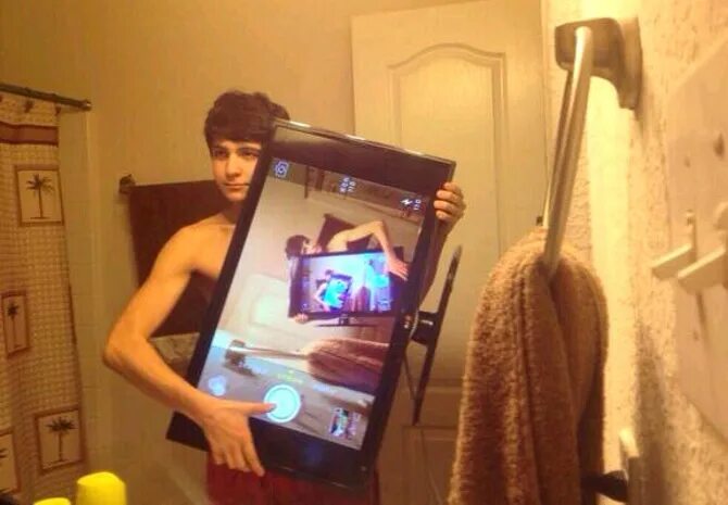 Самые удачные позы для фотографий. Девочка фотографирует на телефон. Успела сфоткать. Селфи в зеркале. Смартфон селфи.