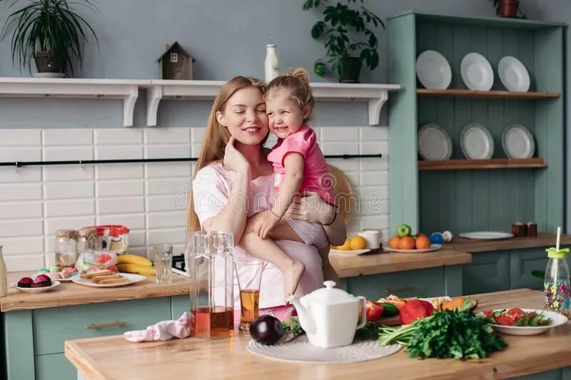 Фотосессия мама и дочка на кухне. Мама с утра на кухне фото. Фото мама с дочкой на кухне. Мама с дочкой на кухне
