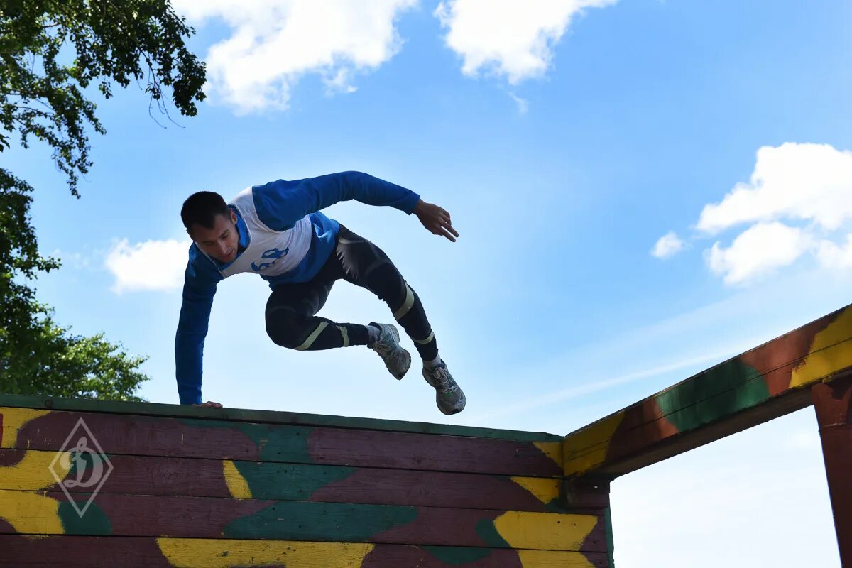 полоса препятствий в питере для детей. полоса препятствий спб. полоса препятствий спб. военная полоса препятствий для школьников. гладкий палисад полоса препятствий.