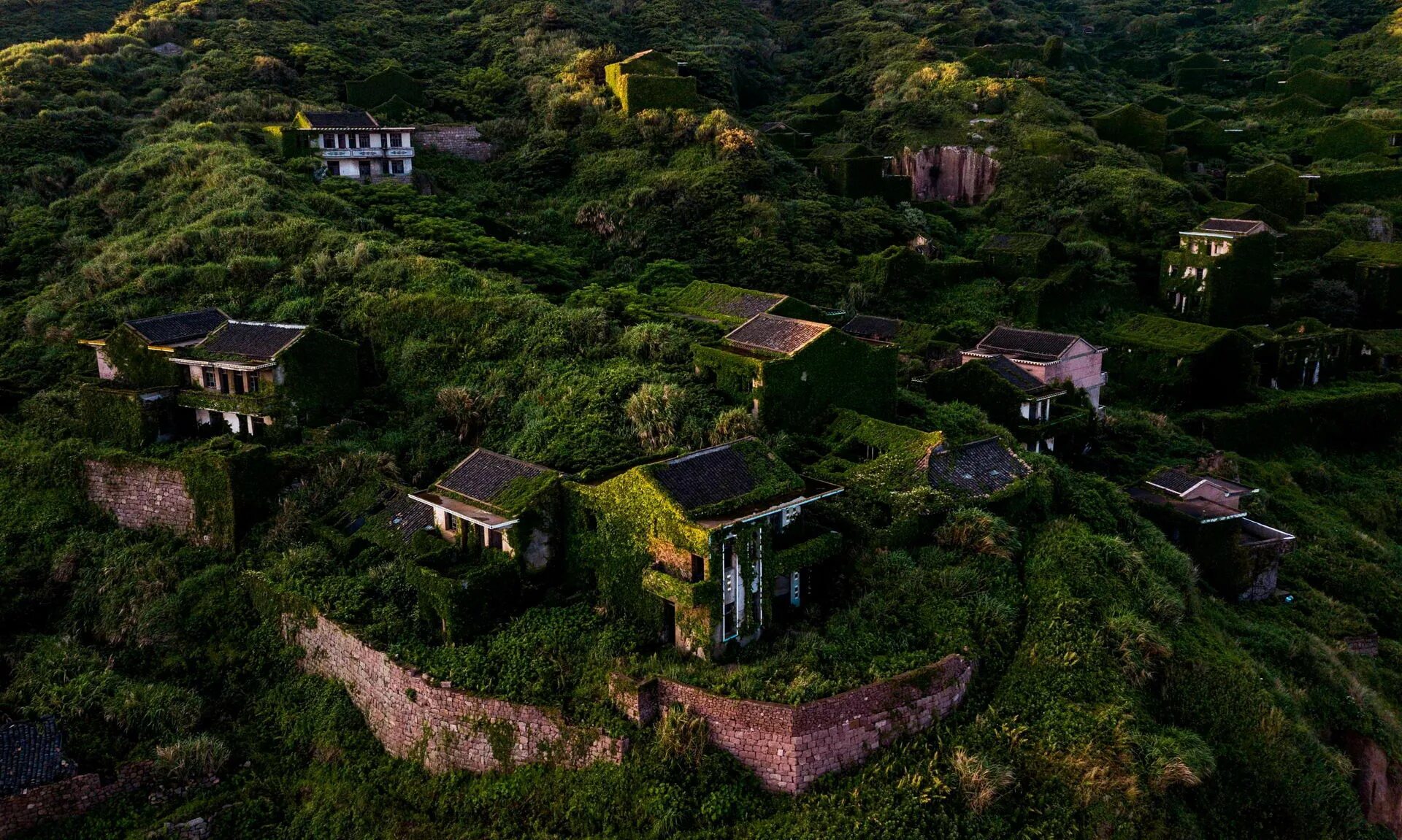 Abandoned village reclamation. Хоутоувань деревня призрак. Рыбацкая деревня Хоутоувань. Китайская деревня Хоутоувань. Остров Шэншань Рыбацкая деревня.