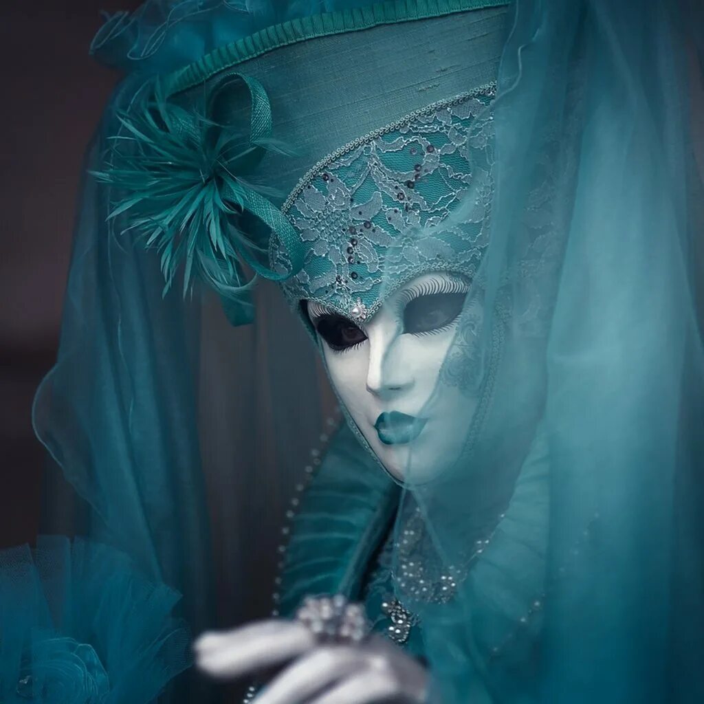 Девушка в маске. Маска с вуалью. Красивая девушка в маске. Итальянские маски карнавальные.