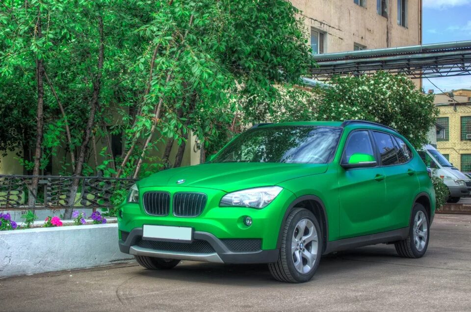 BMW x1 зеленый. Зеленая БМВ х1. Green Metallic BMW x3. БМВ x1 зеленый матовый.