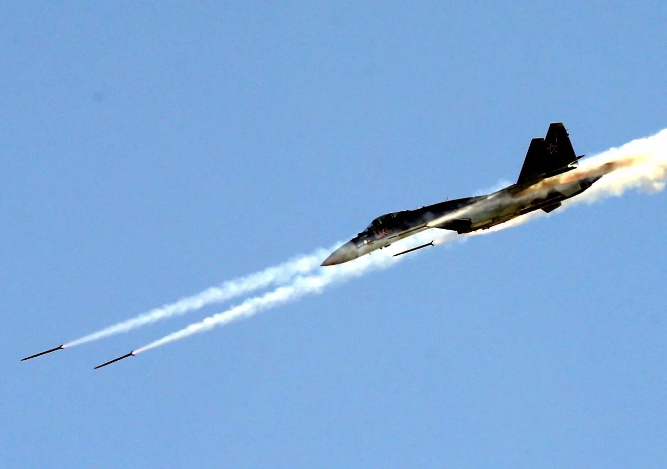 Ракеты самолетов россии. Ракета AGM-88 была запущена истребителем миг-29. Истребитель Су-35. Су 27 пуск ракет. Су-35 с ракетами воздух-воздух.