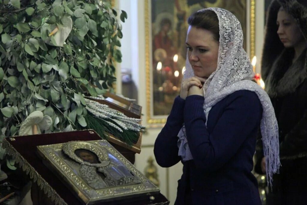 Женщина в платке в храме. Женщина в храме. Православная женщина. Православная женщина в храме. Женщина молится в церкви.