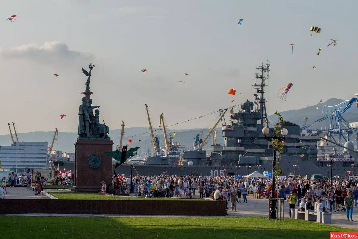 Фестиваль в новороссийске. Новороссийск туризм. Туристы Новороссийск. Достопримечательности Новорос. Новороссийск фото туристов.