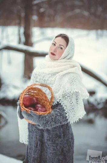 Макарская о пуховом платке. Девушка в пуховом платке. Пуховый платок зима. Девушка в пуховом платке зимой. Фотосессия в платке зимой.