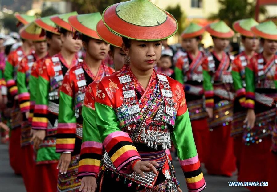 китайские мужчины с животиком. ципао маньчжурки. китайцы мода. народность хань в китае. модные китаянки на улице.