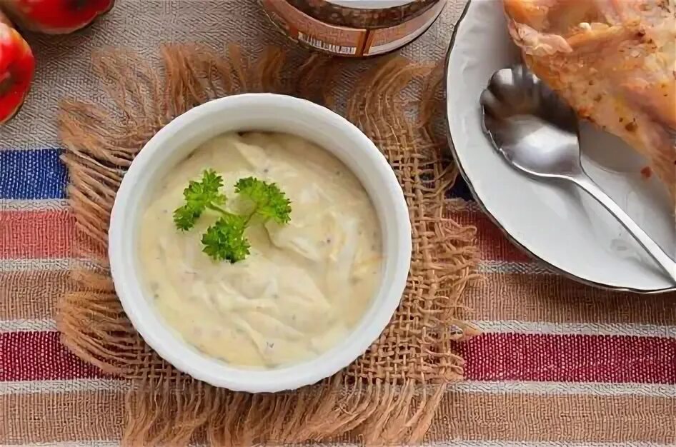 Соус из сметаны для курицы. Сметанный соус для шавермы. Соус для долмы рецепт. Чесночный соус со сметаной. Соус к курице из сметаны.