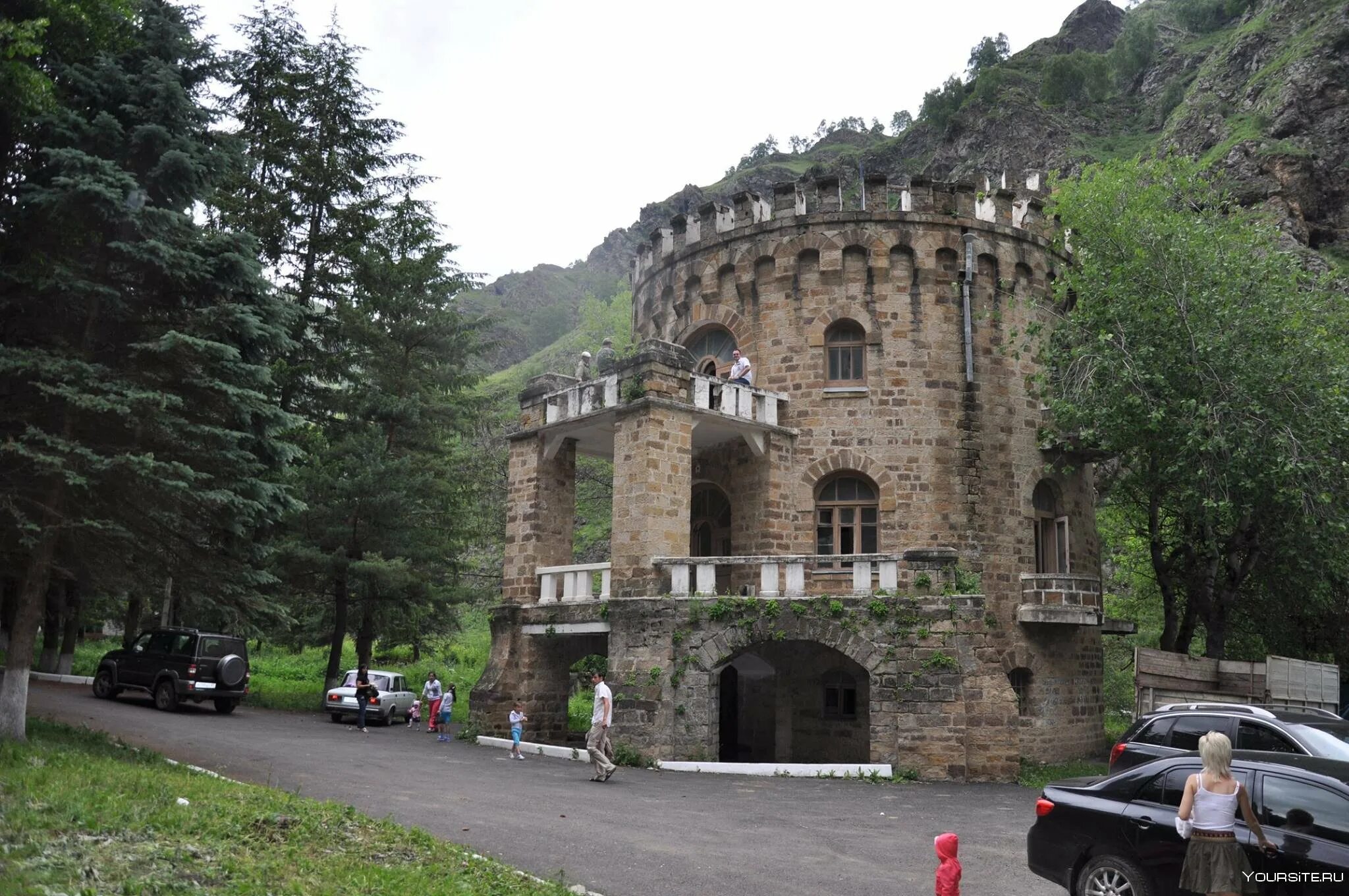 Нарзан кабардино балкария. Долина Нарзанов Кабардино-Балкария. Турбаза Долина Нарзанов Кабардино-Балкария. Долина Нарзанов замок Калмыкова. Замок Долина Нарзанов КБР.