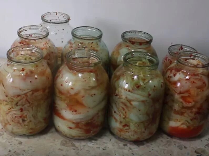 Кимчи на зиму. Острая капуста в банках рецепты. Капуста по-корейски на зиму. По-корейски. Острая капуста в банках рецепты.