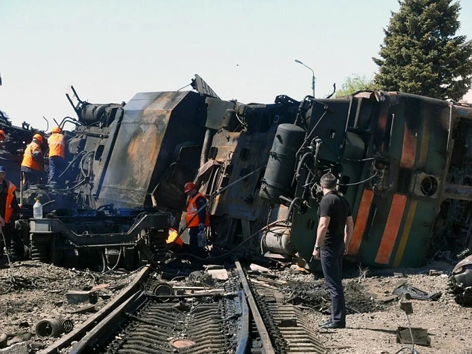 5 мая 2013. Белая Калитва крушение грузового поезда. Крушение на станции белая Калитва 9 мая. Белая Калитва сход поезда. Белая Калитва взрыв на железной дороге поезда.