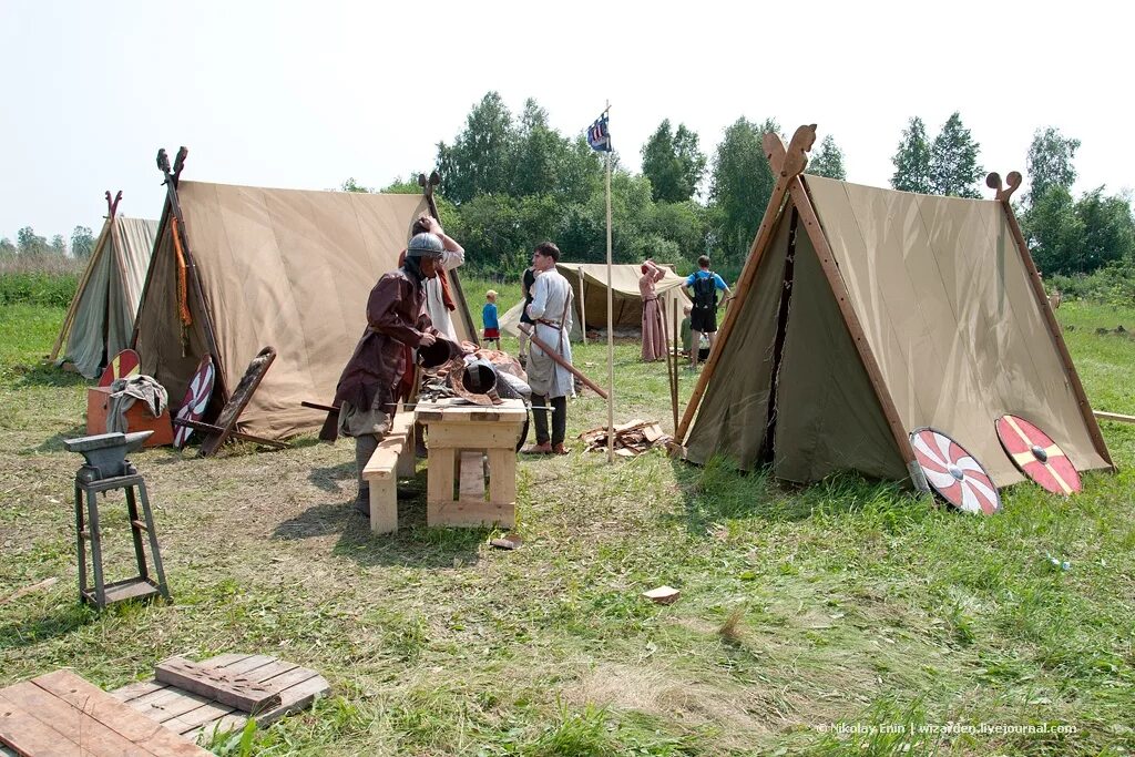 Camp 17. Боевой лагерь средневековья. Историчный лагерь средневековье. Военный полевой лагерь 17 века. Палатки Русь 12 век.