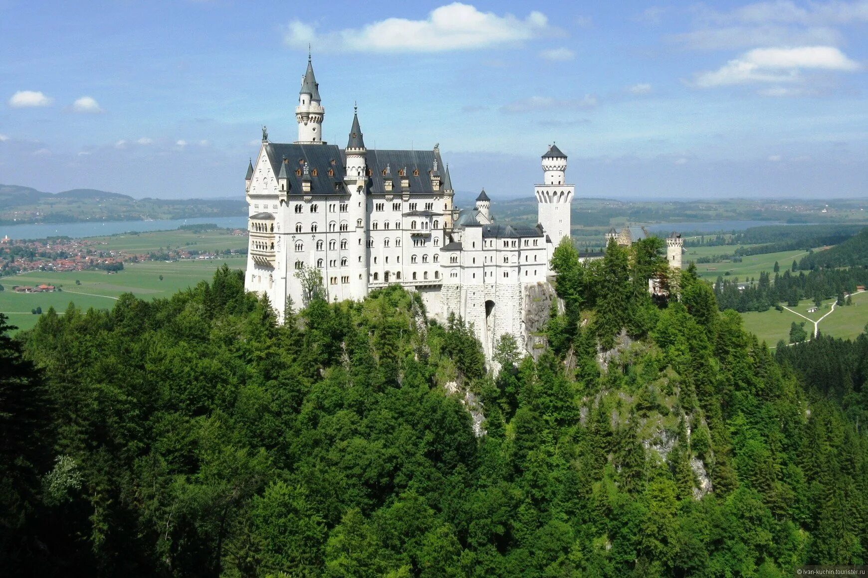 Окрестности замка. Замок Нойшванштайн. Замок в Германии Нойшванштайн фото. Бавария Германия. Фотообои замок Нойшванштайн.