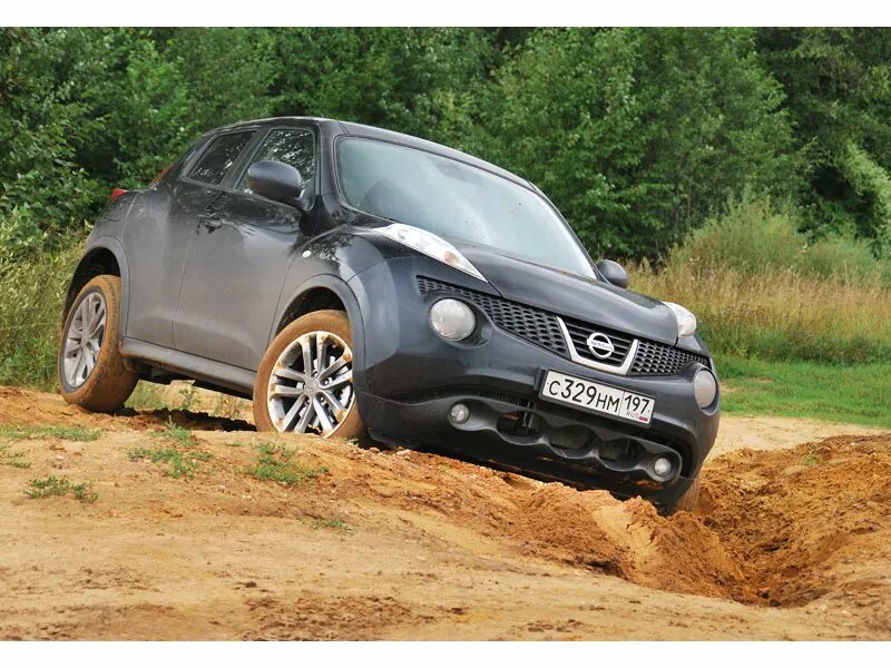 Жук полный привод. Nissan Juke 2011. Полный привод Ниссан Джук 2012. Ниссан Жук оффроуд. Ниссан Жук 2011 года полный привод.