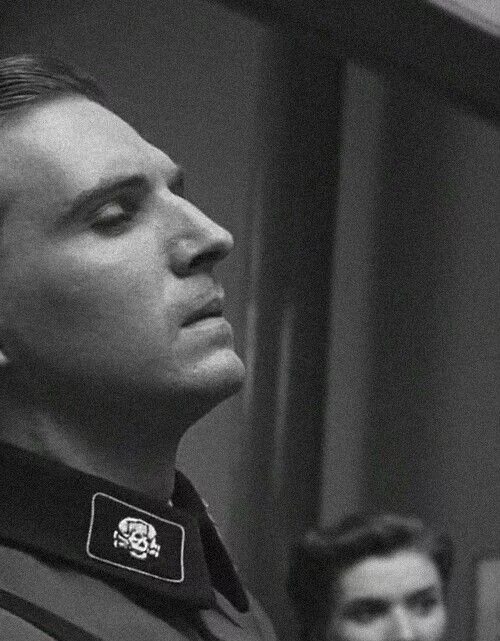 Рэйф файнс шиндлер. Унтерштурмфюрер амон гёт. Рэйф файнс. Рэйф файнс. Рэйф файнс.