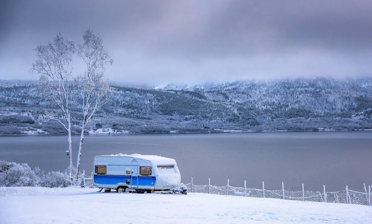 Зимний кемпер. Зимний дом на колесах. автодом зимой. дом на колесах зимой. караванинг зимой.